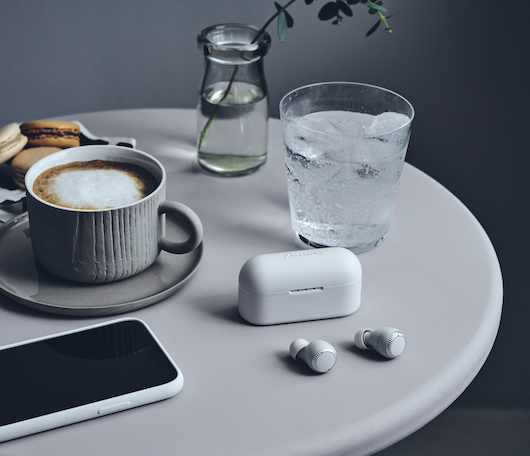 Panasonic начинает продажи  миниатюрных беспроводных наушников